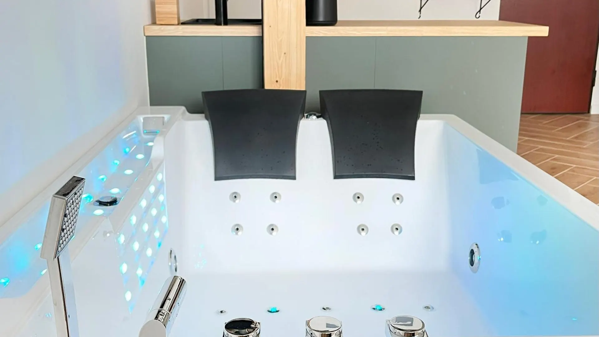 Jacuzzi Premium With Air Conditioning, Main Square Apartment Krakow Poland